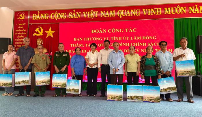 Các đồng chí Lưu Văn Trung, Phó Bí thư Tỉnh ủy, Chủ tịch HĐND tỉnh; Phạm Thị Phúc, Phó Bí thư Tỉnh ủy, Chủ tịch Ủy ban MTTQ Việt Nam tỉnh Lâm Đồng tặng quà cho các gia đình chính sách trên địa bàn đặc khu Côn Đảo