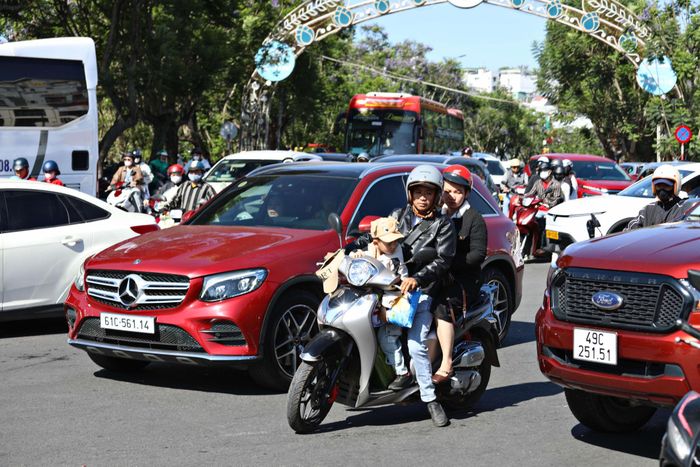 Phương tiện lưu thông nhộn nhịp tại khu vực trung tâm Đà Lạt những ngày lễ, cuối tuần