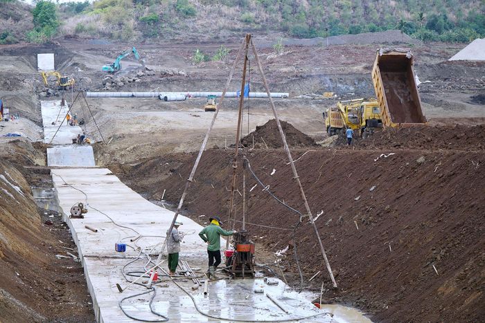 Việc thi công tại dự án thủy lợi lớn nhất phía Tây Lâm Đồng đang được tăng tốc (Ảnh: Đức Lập)