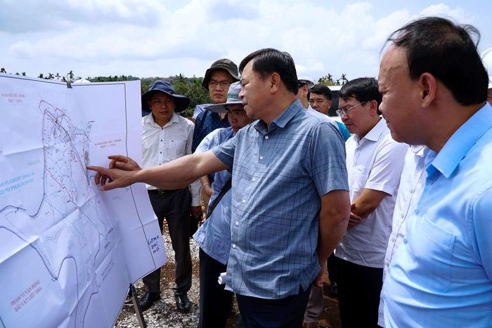 Lãnh đạo Bộ Nông nghiệp và Môi trường cùng tỉnh Lâm Đồng, các đơn vị kiểm tra, đôn đốc để sớm hoàn thành dự án hồ Đắk Gang (Ảnh: Đức Lập)