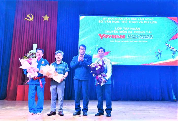 Ông Huỳnh Ngọc Tâm, Phó Giám đốc Sở Văn hóa Thể thao và Du lịch Lâm Đồng tặng hoa cho các đại biểu tại lớp tập huấn