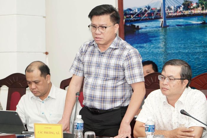 Ông Nguyễn Hữu Trung, Chủ tịch UBND phường Bình Thuận báo cáo tại cuộc họp