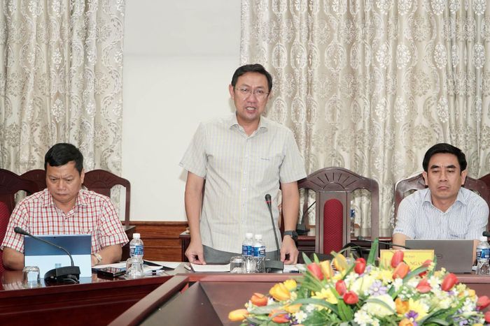 Phó Giám đốc Sở Xây dựng Bùi Trường Sơn báo cáo tại cuộc họp
