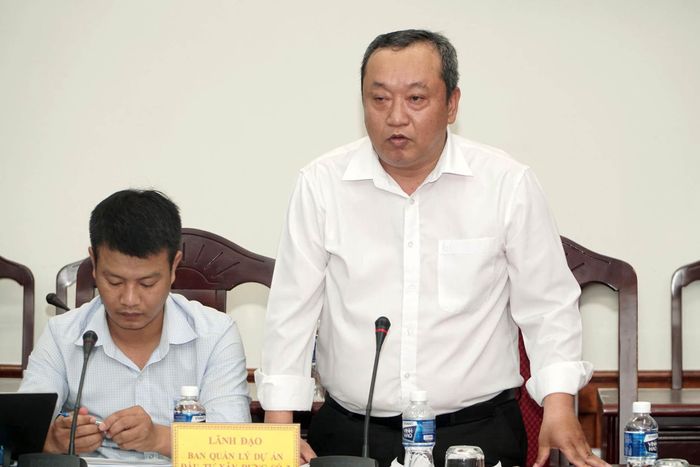Ông Nguyễn Thành Trung, Phó Giám đốc Ban Quản lý dự án đầu tư xây dựng số 2 báo cáo tại cuộc họp