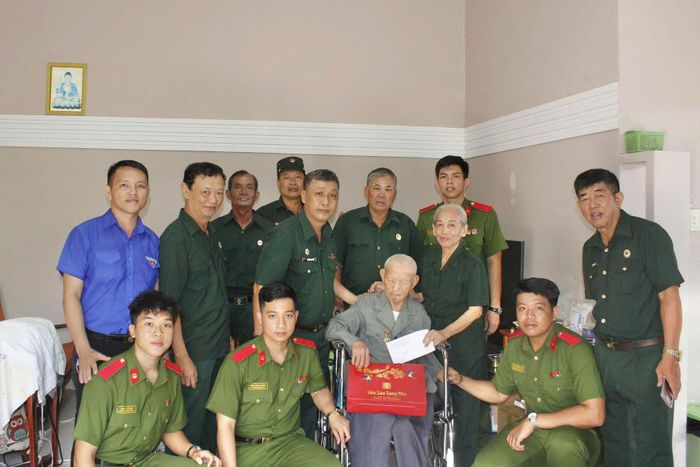 Những phần quà thiết thực và ý nghĩa được Hội Cựu chiến binh phường Phan Thiết trao tận tay các gia đình chính sách, thể hiện truyền thống “Uống nước nhớ nguồn” tốt đẹp của dân tộc