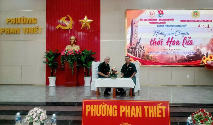 Buổi giao lưu "Thời hoa lửa" do Hội Cựu chiến binh phối hợp với Đoàn Thanh niên phường Phan Thiết tổ chức