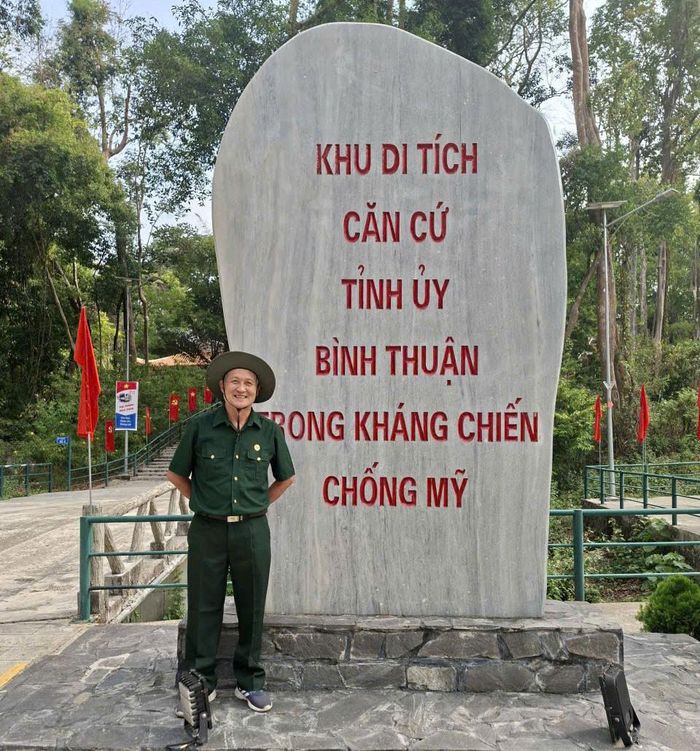 Cựu chiến binh Lê Mạnh Hùng, người từng có 8 năm làm nhiệm vụ quốc tế tại Campuchia, thăm Khu di tích Căn cứ Tỉnh ủy Bình Thuận. Với ông, những chuyến đi này là dịp để tri ân đồng đội đã hi sinh