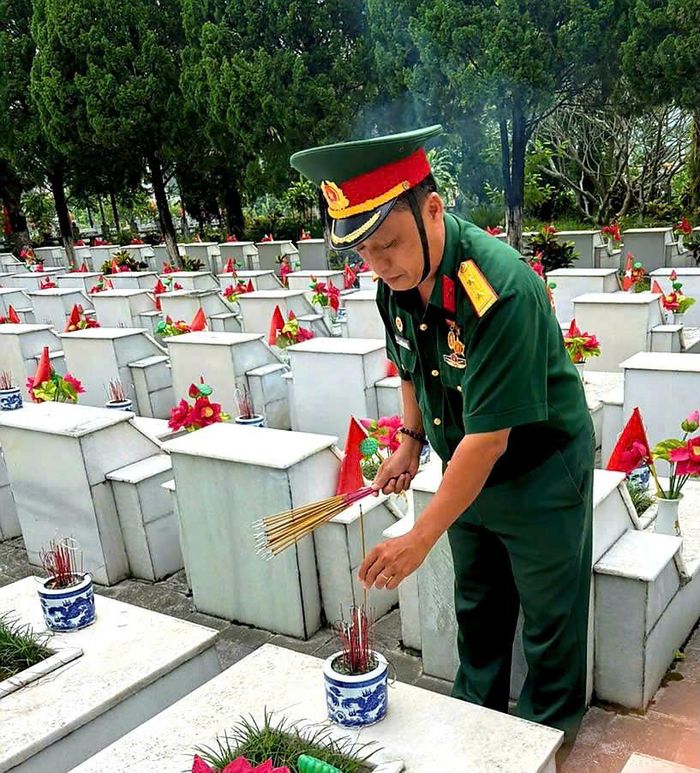 Ông Nguyễn Anh Tuấn thắp hương tại nghĩa trang