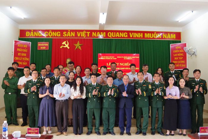 Đại diện hai đơn vị chụp ảnh lưu niệm