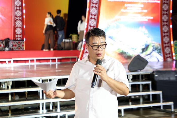 Đồng chí Nguyễn Ngọc Phúc, Phó Chủ tịch UBND tỉnh Lâm Đồng chỉ đạo buổi tổng duyệt