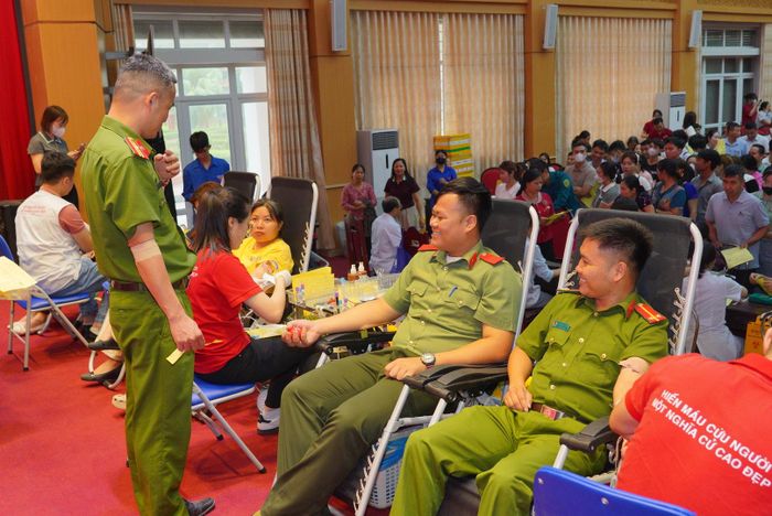 Cán bộ, chiến sĩ Công an phường Duy Tiên tham gia chương trình hiến máu tình nguyện được tổ chức tại phường Duy Tiên năm 2026.