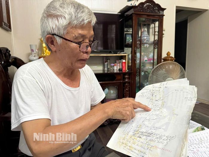 CCB Chu Văn Triệu chỉ cho phóng viên sơ đồ nơi chôn cất ba người đồng đội.