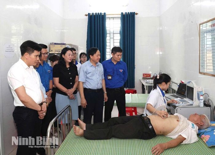 Người dân phường Yên Sơn nhận được sự quan tâm của các đơn vị, doanh nghiệp khi đi khám sàng lọc. Ảnh: Minh Quang