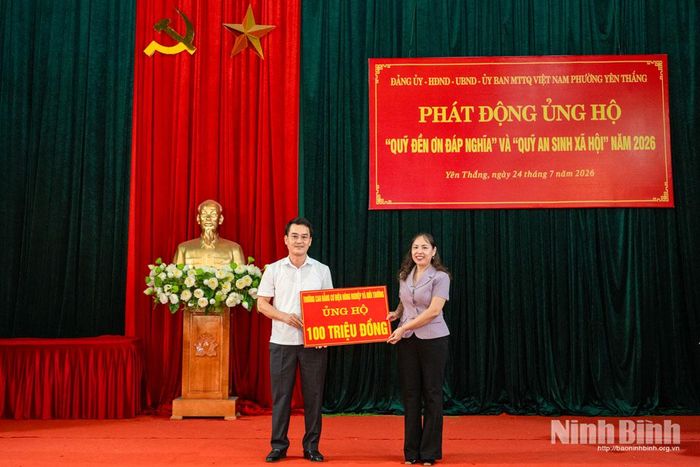 Đại diện Trường Cao đẳng Cơ điện Nông nghiệp và Môi trường trao bảng tượng trưng ủng hộ 100 triệu đồng cho “Quỹ đền ơn đáp nghĩa” và “Quỹ an sinh xã hội” phường Yên Thắng năm 2026.