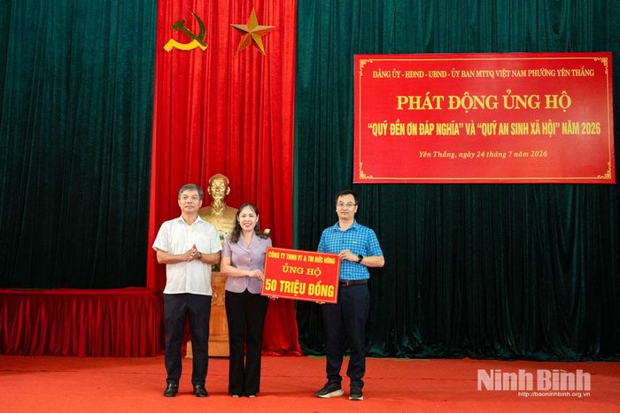 Đại diện Công ty TNHH Vận tải và Thương mại Đức Hùng trao bảng tượng trưng ủng hộ 50 triệu đồng cho “Quỹ đền ơn đáp nghĩa” và “Quỹ an sinh xã hội” phường Yên Thắng.