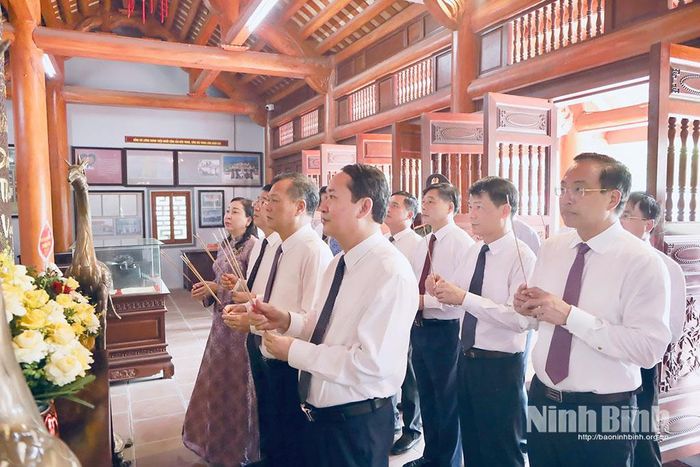Đoàn đại biểu lãnh đạo tỉnh dâng hương tại Nhà lưu niệm đồng chí Lương Khánh Thiện. Ảnh: Nguyễn Oanh