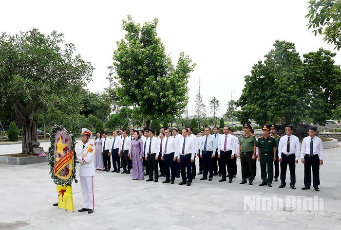 Đoàn đại biểu lãnh đạo tỉnh đặt vòng hoa, dâng hương tại Đài tưởng niệm liệt sĩ tỉnh (phường Hoa Lư). Ảnh: Minh Quang