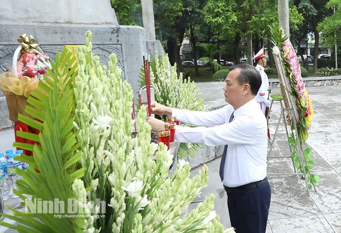 Đồng chí Lê Quốc Chỉnh, Phó Bí thư Tỉnh ủy, Chủ tịch HĐND tỉnh dâng hương tưởng niệm các Anh hùng liệt sĩ khu vực Nam Định (tại phường Nam Định) Ảnh: Việt Thắng