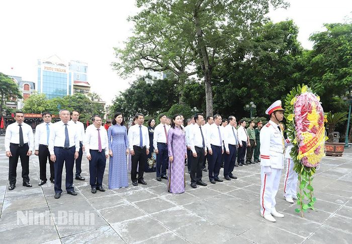 Các đồng chí Thường trực Tỉnh ủy và các đại biểu đặt vòng hoa, dâng hương tưởng niệm các Anh hùng liệt sĩ tại Đài tưởng niệm liệt sĩ khu vực Nam Định, phường Nam Định. Ảnh: Việt Thắng