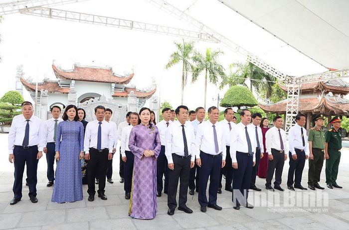 Đoàn đại biểu lãnh đạo tỉnh dâng hương, dâng hoa tưởng niệm Chủ tịch Hồ Chí Minh và các Anh hùng liệt sĩ tại Đền thờ các Anh hùng liệt sĩ tỉnh khu vực Hà Nam. Ảnh: Nguyễn Oanh