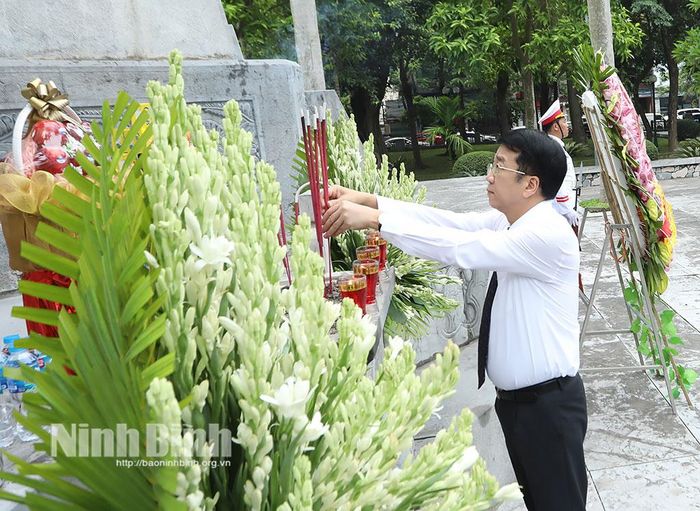Đồng chí Nguyễn Thanh Bình, Phó Bí thư Tỉnh ủy, Chủ tịch UBND tỉnh dâng hương tưởng niệm các Anh hùng liệt sĩ khu vực Nam Định (tại phường Nam Định) Ảnh: Việt Thắng