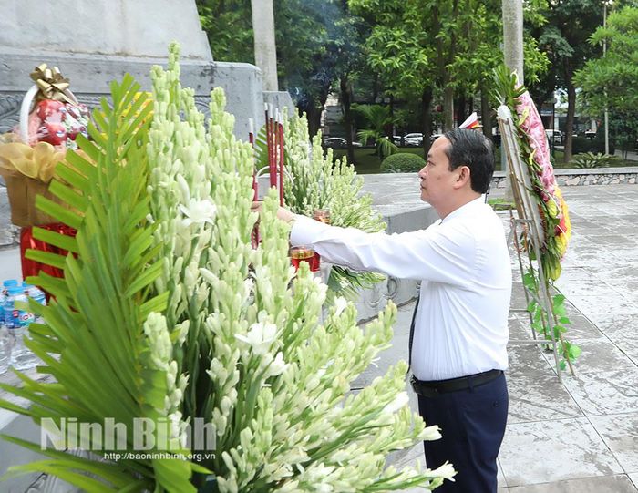 Đồng chí Mai Văn Tuất, Phó Bí thư Tỉnh ủy, Trưởng Đoàn đại biểu Quốc hội tỉnh dâng hương tưởng niệm các Anh hùng liệt sĩ khu vực Nam Định (tại phường Nam Định) Ảnh: Việt Thắng