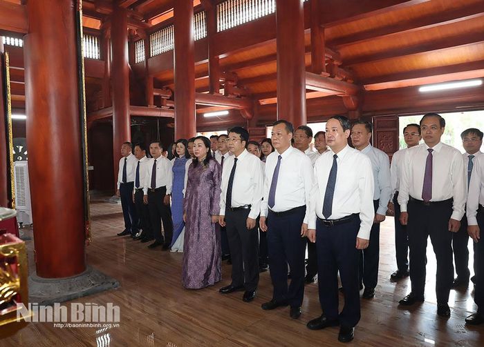 Đoàn đại biểu lãnh đạo tỉnh dâng hương tại Đền thờ Liệt sĩ tỉnh (phường Hoa Lư). Ảnh: Minh Quang