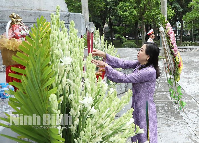 Đồng chí Đinh Thị Lụa, Phó Bí thư Tỉnh ủy, Chủ tịch Ủy ban MTTQ Việt Nam tỉnh dâng hương tưởng niệm các Anh hùng liệt sĩ khu vực Nam Định (tại phường Nam Định) Ảnh: Việt Thắng