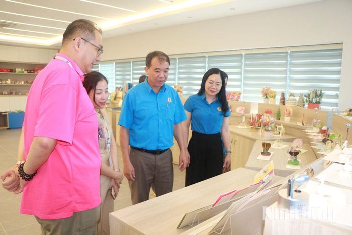 Các đại biểu tham quan gian hàng giới thiệu sản phẩm của Công ty.
