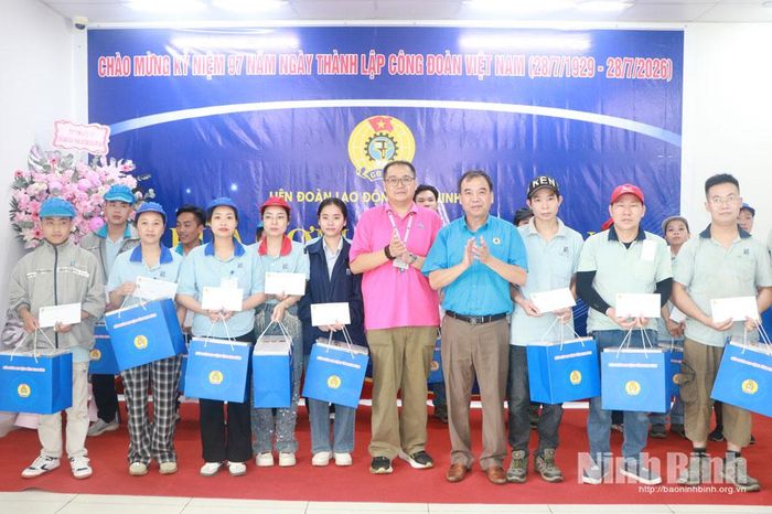 Lãnh đạo LĐLĐ tỉnh và lãnh đạo Công ty tặng quà cho công nhân có hoàn cảnh khó khăn.