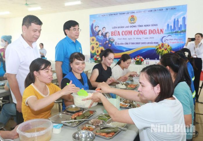 Đồng chí Nguyễn Hải Long, Tỉnh ủy viên, Phó Chủ tịch Ủy ban MTTQ Việt Nam tỉnh, Chủ tịch Liên đoàn Lao động tỉnh nói chuyện với người lao động tại “Bữa cơm Công đoàn”. Ảnh: Hồng Ngọc