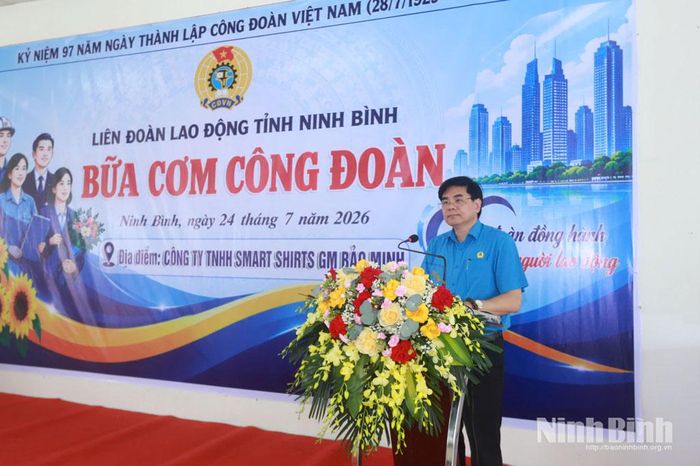 Đồng chí Nguyễn Hải Long, Tỉnh ủy viên, Phó Chủ tịch Ủy ban MTTQ Việt Nam tỉnh, Chủ tịch Liên đoàn Lao động tỉnh phát biểu tại chương trình. Ảnh: Hồng Ngọc