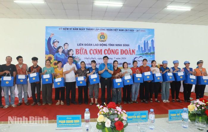 Đồng chí Nguyễn Hải Long, Tỉnh ủy viên, Phó Chủ tịch Ủy ban MTTQ Việt Nam tỉnh, Chủ tịch Liên đoàn Lao động tỉnh trao quà cho đoàn viên, người lao động có hoàn cảnh khó khăn của Công ty TNHH Smart Shirts GM Bảo Minh. Ảnh: Hồng Ngọc