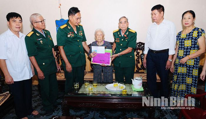 Đoàn đến thăm, tặng quà bà Đinh Thị An là vợ Liệt sỹ Nguyễn Công Bàn, ở phố Đoàn Kết, phường Nam Hoa Lư. Ảnh: Đức Lam