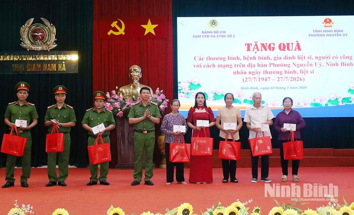 Lãnh đạo Cục C10 Bộ Công an trao quà cho các gia đình chính sách phường Nguyễn Úy và con các thương binh là cán bộ đang công tác tại Trại giam Nam Hà. Ảnh: Lê Dũng