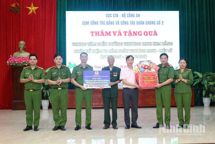 Cụm trưởng Cụm công tác Đảng và Công tác quần chúng Trại giam số 2 và Giám thị Trại giam Nam Hà trao quà cho Trung tâm Điều dưỡng thương binh Kim Bảng. Ảnh: Lê Dũng