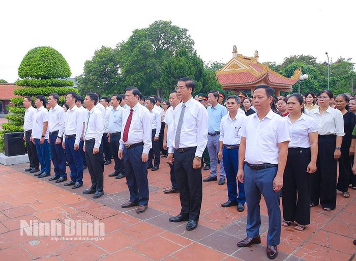 Đoàn đại biểu Đảng ủy, HĐND, UBND, Ủy ban MTTQ Việt Nam xã Phát Diệm dâng hương tưởng niệm các Anh hùng liệt sĩ tại Nghĩa trang Liệt sĩ Kim Chính. Ảnh: Anh Tuấn