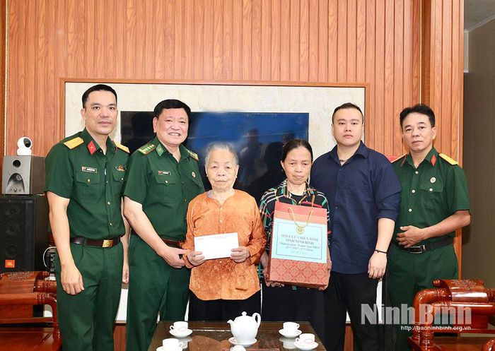 Lãnh đạo Hội CCB tỉnh cùng lãnh đạo Viettel chi nhánh Ninh Bình,Doanh nghiệp tư nhân Hoàng Sơn tặng quà cho CCB Phạm Thị Lăng, ở phường Đông Hoa Lư. Ảnh: Ngọc Ánh