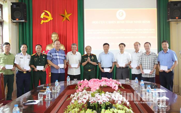 Đại diện Hội CCB tỉnh trao quà cho Hội CCB các xã thuộc Cụm thi đua số 2. Ảnh: Hoa Xuân