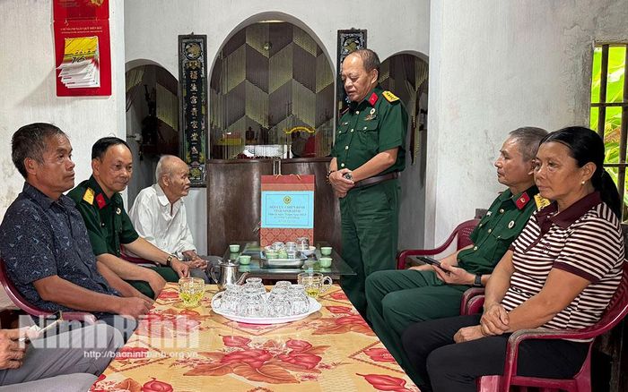 Đại diện Hội CCB tỉnh thăm, tặng quà gia đình thương binh Nguyễn Văn Hóa, ở thôn 14, xã Hải Anh. Ảnh: Hoa Xuân