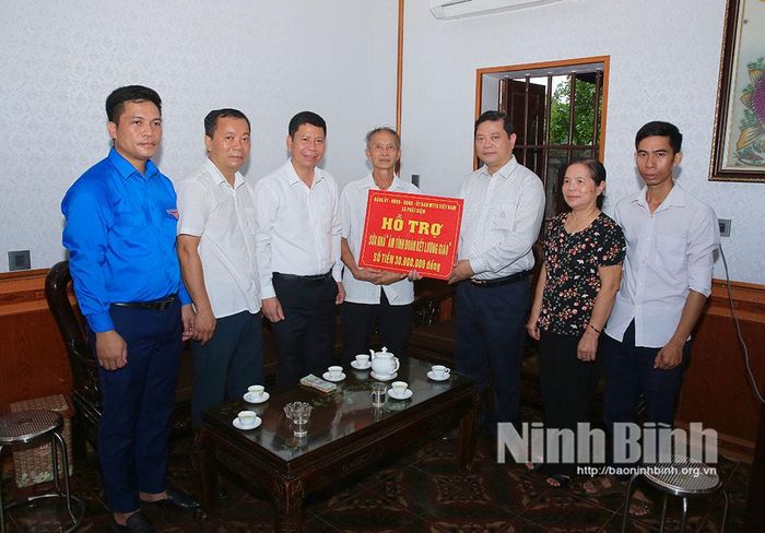 Lãnh đạo xã Phát Diệm trao hỗ trợ sửa nhà cho ông Đỗ Xuân Cửu (ở thôn Trì Chính), bị nhiễm chất độc hóa học. Ảnh: Anh Tuấn