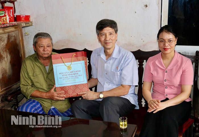 Đồng chí Bùi Văn Tuất, Phó Chủ tịch Ủy ban MTTQ Việt Nam tỉnh, Chủ tịch Hội Cựu chiến binh tỉnh thăm, tặng quà thương binh Ngô Tiến Cát, ở thôn Quang Trung (xã Xuân Hưng). Ảnh: Khánh Dũng