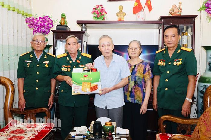 Đoàn đến thăm, tặng quà thương binh Lê Ngọc Diệp, phố Đầu Xuân, phường Nam Hoa Lư. Ảnh: Đức Lam