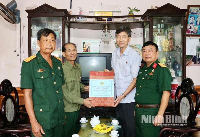 Đồng chí Bùi Văn Tuất, Phó Chủ tịch Ủy ban MTTQ Việt Nam tỉnh, Chủ tịch Hội Cựu chiến binh tỉnh thăm, tặng quà CCB Đỗ Văn Binh, ở thôn Liên Trung (xã Xuân Trường). Ảnh: Khánh Dũng