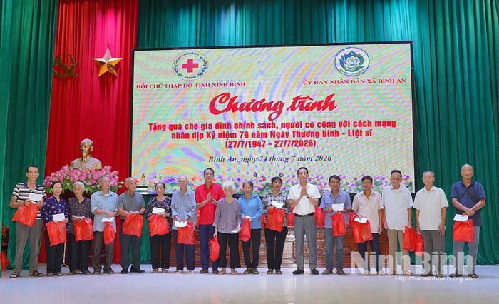 Lãnh đạo Hội Chữ thập đỏ tỉnh và xã Bình An trao quà cho các gia đình chính sách, người có công với cách mạng trên địa bàn. Ảnh: Diệu Linh