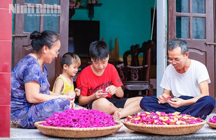 Gia đình Nghệ nhân Nguyễn Đức Hưởng chuyên sản xuất trống bỏi.
