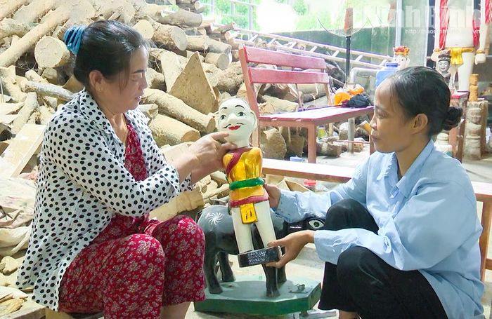 Nghề chế tác con rối ở tổ dân phố Bàn Thạch, phường Hồng Quang.