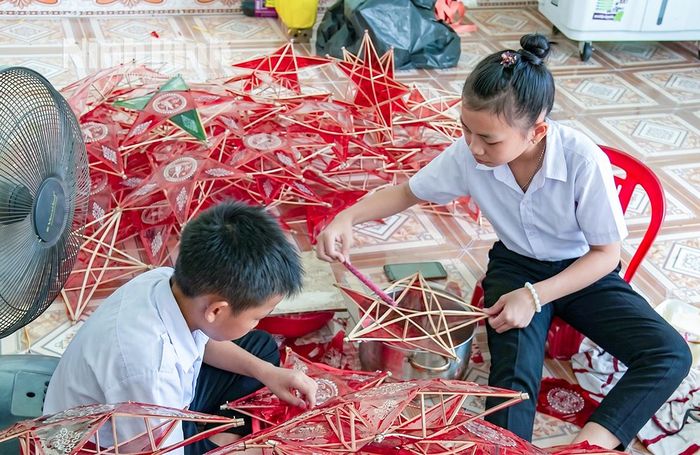 Học sinh trải nghiệm làm đèn ông sao tại phường Hồng Quang.