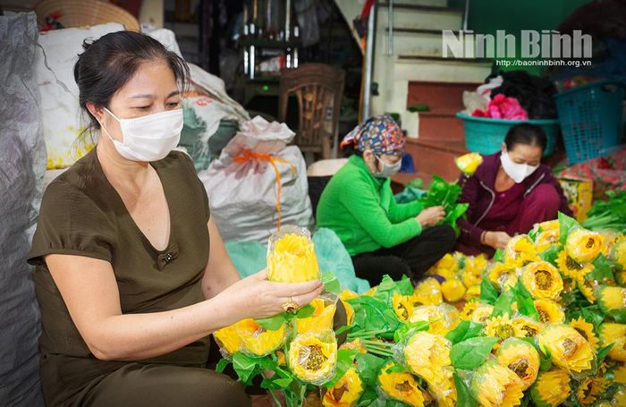 Nghề làm hoa lụa tại Tổ dân phố Nam Quang, phường Hồng Quang.