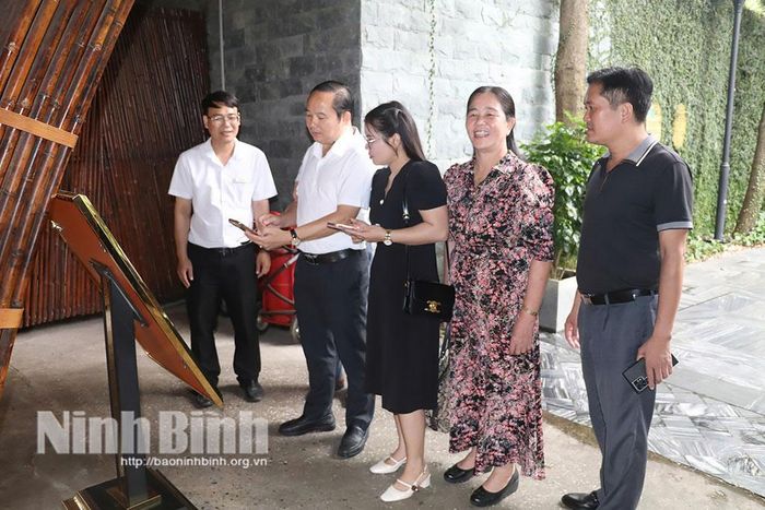Hiệp hội Du lịch tỉnh Ninh Bình tham quan, trải nghiệm các dịch vụ du lịch ứng dụng AI trong vận hành.